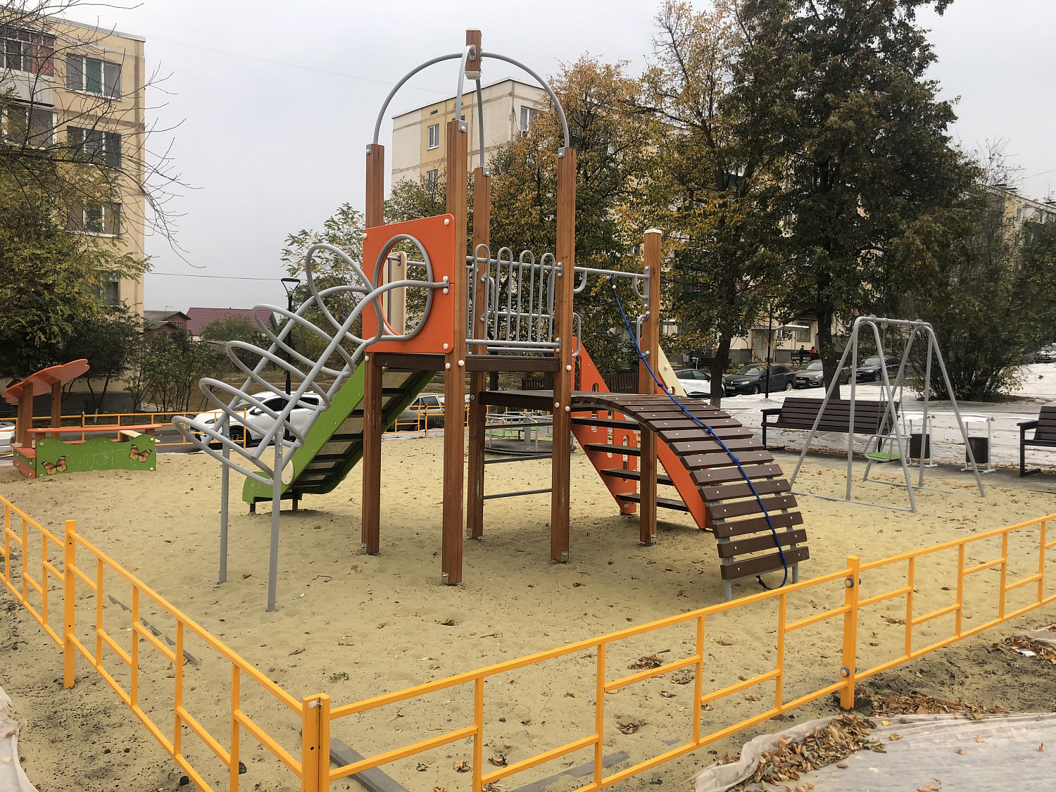  Детская площадка с каруселью